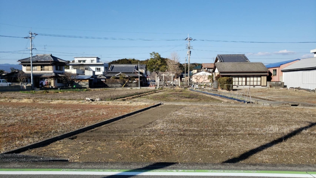 遠くに見える鳥居