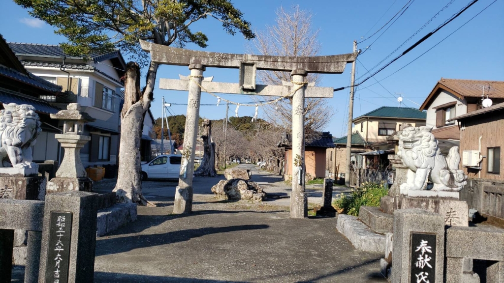 長い参道。枯れているが桜並木に見える