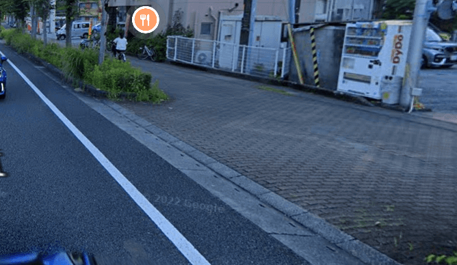 高知市鴨部高町国道33号線沿いの少しレンガ模様の凹凸がある歩道