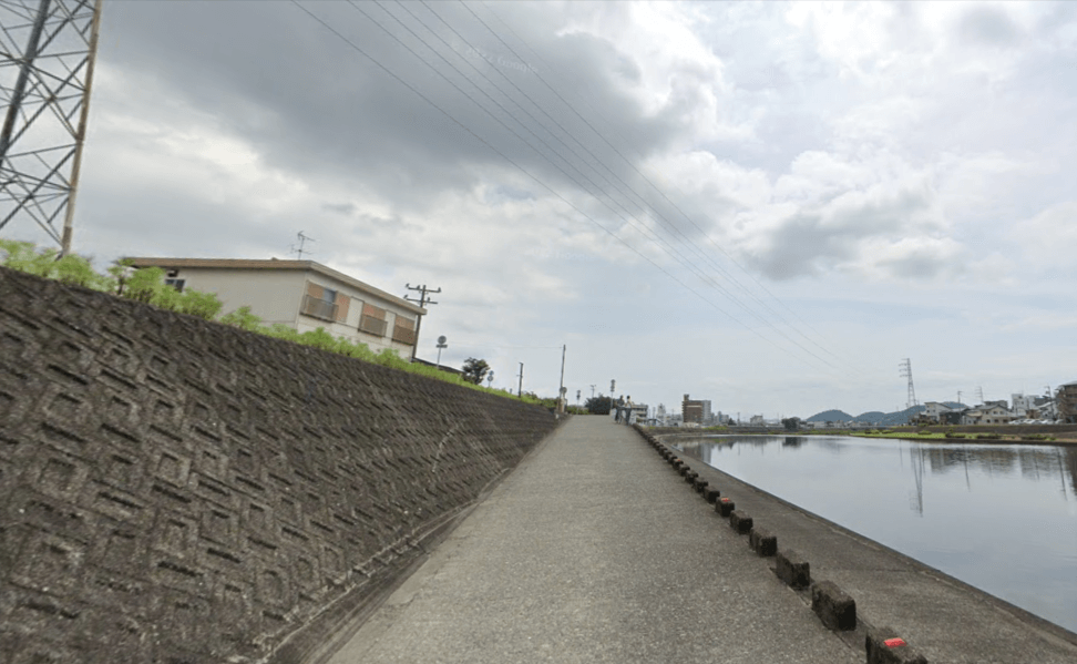 鏡川沿いの道路